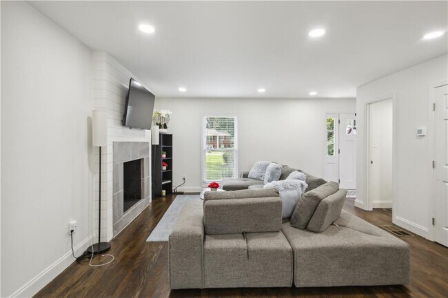 Building Photo - 2832 Riderwood Dr