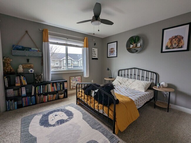Building Photo - Large 3BD plus bonus rm and den