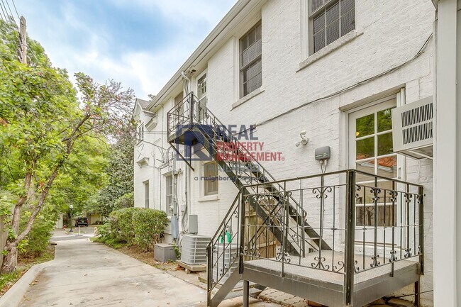 Building Photo - Spacious 3 bed 2 bath Monticello Duplex with Loft