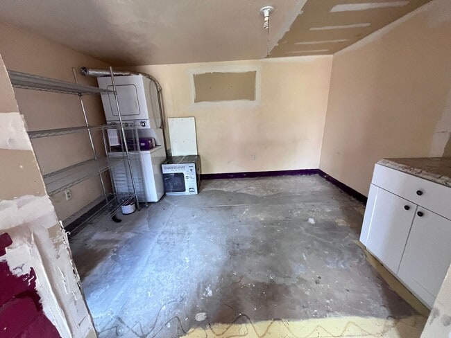 Building Photo - Spacious 1BR Guest House in Blenman-Elm – ...