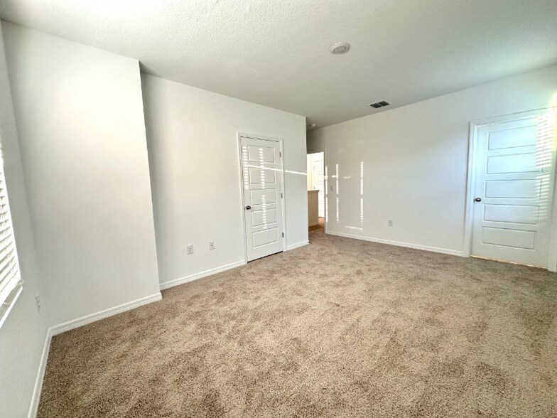 Building Photo - 2933 Canary Ave