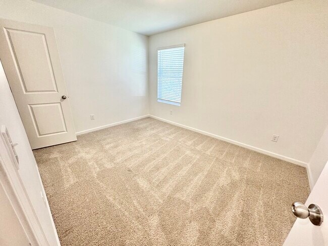 Building Photo - On quiet, dead end Street 3 bedroom 2 1/2 bath townhome
