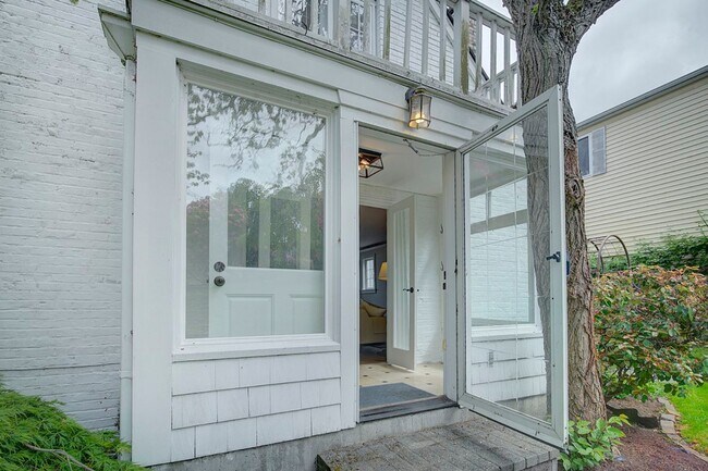 Building Photo - 3 bedroom 2.5 View Property Beach Access  ...