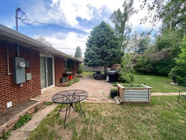 Building Photo - 3 Bed + Office 2 Bath Ranch Home with Larg...