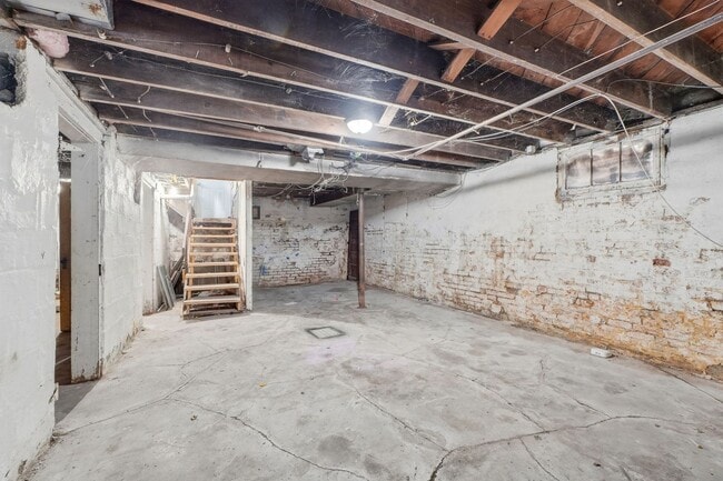 Building Photo - 928 W Dewald St