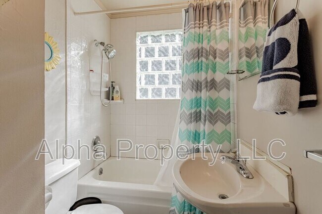 Building Photo - 4 Long Hill St