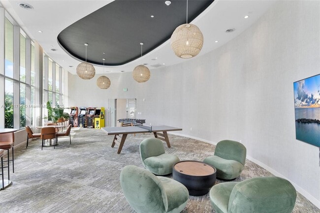 Building Photo - 700 NE 24th St