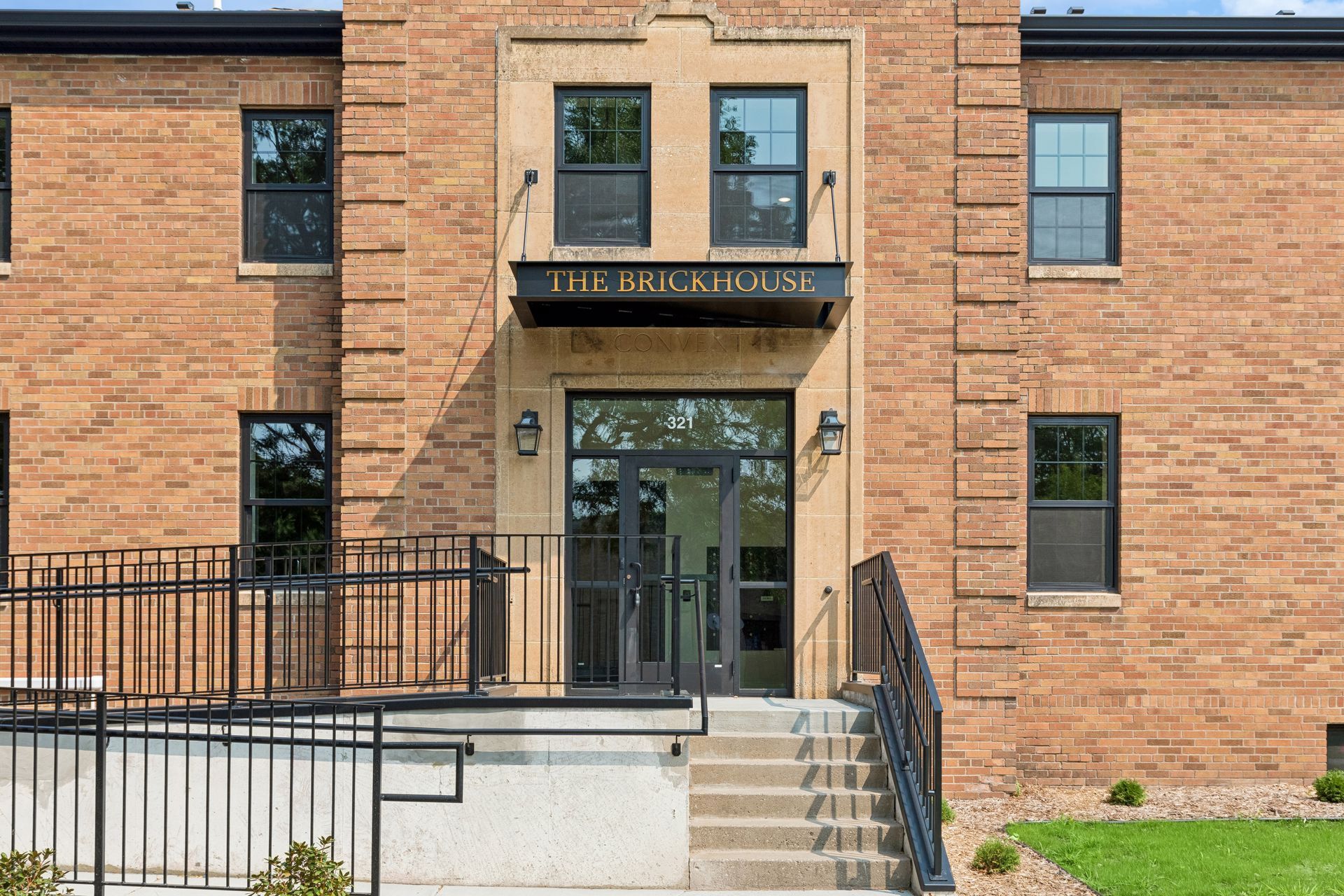 Building Photo - 321 6th St E