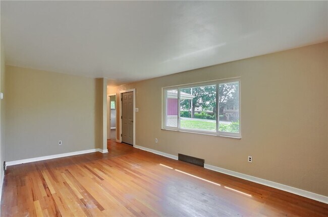 Building Photo - 194 Woodridge Dr