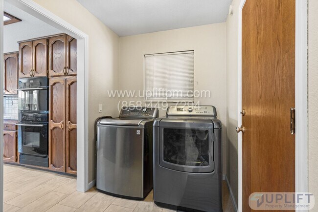 Building Photo - 3 Bedroom 2.5 Bathroom home in Ramona LARG...