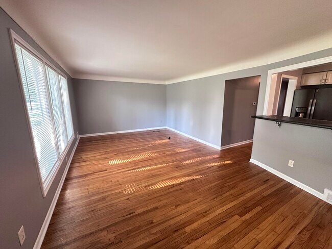 Building Photo - 4697 Pelham St