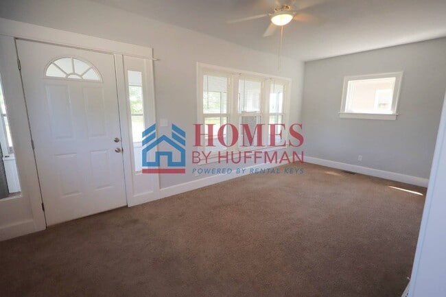 Building Photo - Two Bedroom House