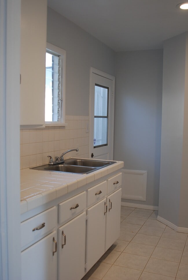 Building Photo - 4466 Tujunga Ave