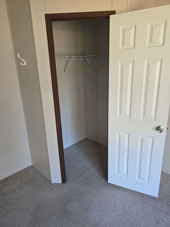 Building Photo - Refurbished 4 bedroom 2 bath