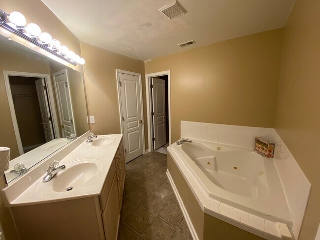 Building Photo - Charming Hampton Home