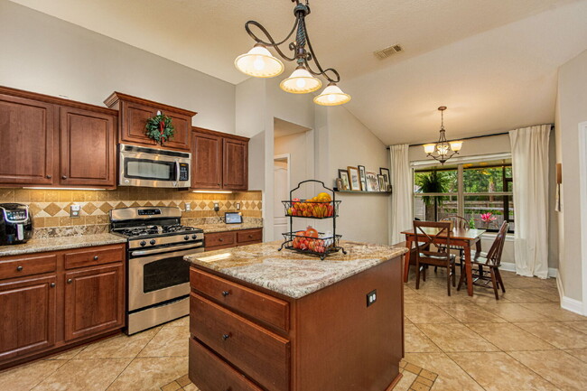 Building Photo - 5 Bed House convenient to Navarre and Hurl...