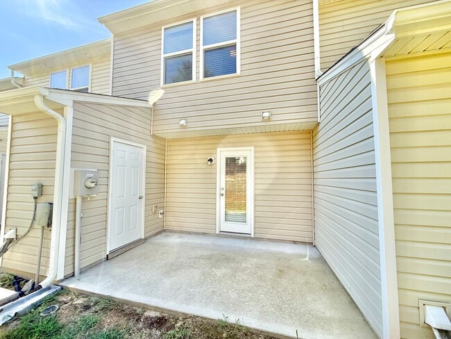 Building Photo - Beautiful 2 Bed 2.5 Bath townhome located ...