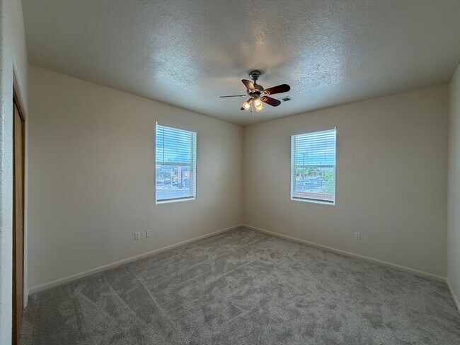 Building Photo - 3 Bedroom Town Home Available Near 2nd St SW & Avenida Cesar Chavez / Dolores Huerta!