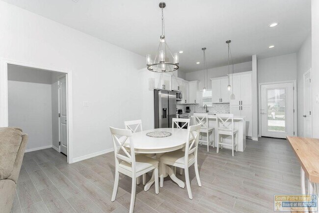 Building Photo - 20 S Bay Hill Dr