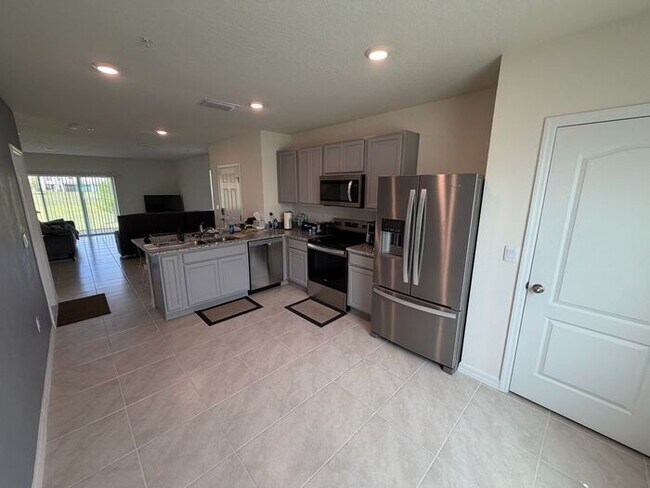 Building Photo - Stylish 3 ed 3 bath townhome in Apopka!!