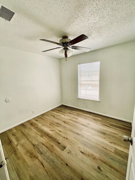 Building Photo - 1203 Redwood St