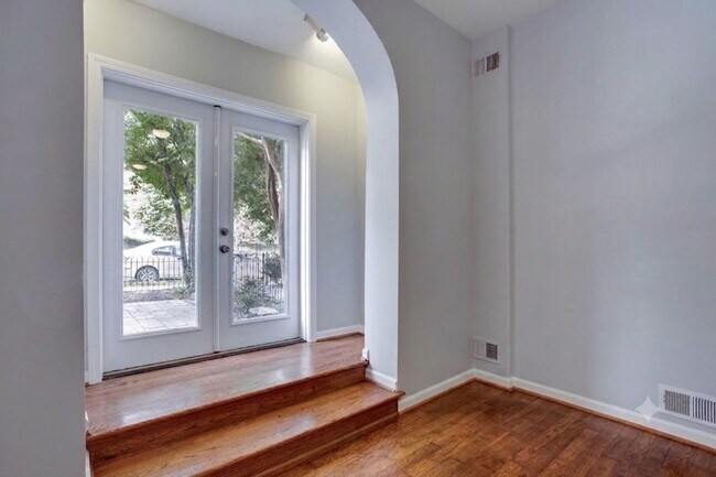 Building Photo - Capital Hill East Townhouse | 3 bd 2.5 bth | Two Patios | Hardwood Floors