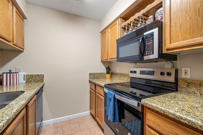 Building Photo - 3900 Aspen Dr