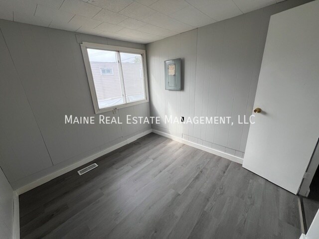 Building Photo - 681 Main Rd N