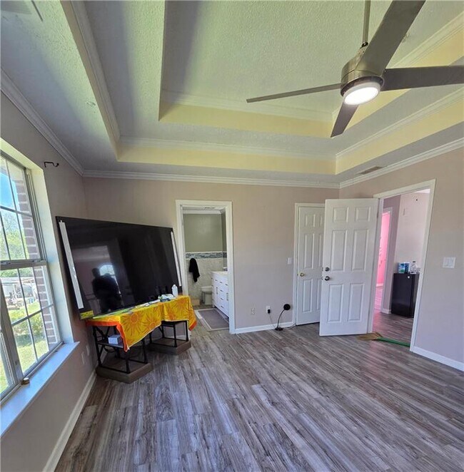 Building Photo - 1696 Central Park Loop