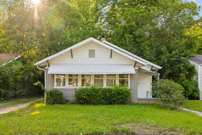 Building Photo - Beautiful 3 Bedroom 2 Bath