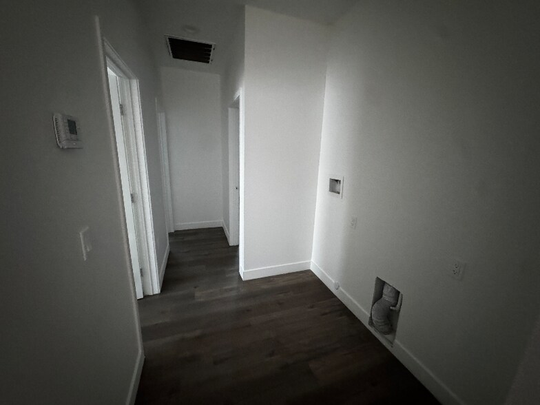 Building Photo - 1083 W 9th St