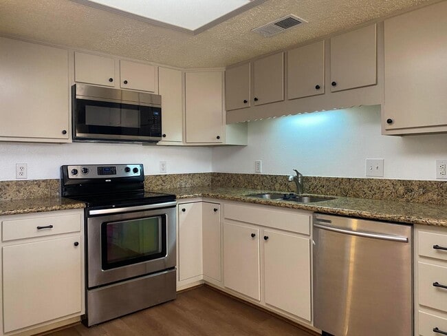 Building Photo - 807 Country Club Dr SE