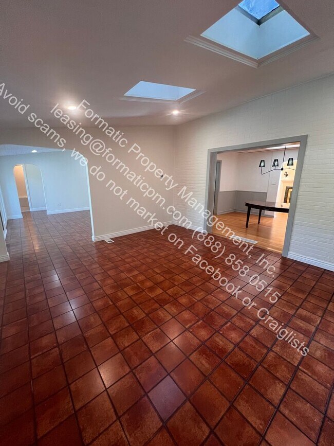 Building Photo - 629 Bellaire St