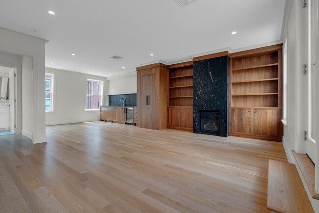 Building Photo - 352 Marlborough St