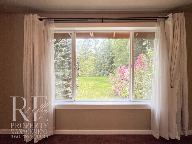 Building Photo - Bright & Spacious Split-Level Home with Gourmet Kitchen, Skylight & Expansive Yard
