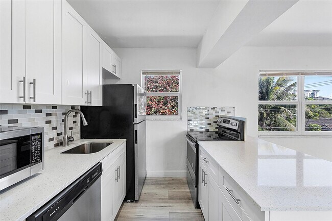 Building Photo - 1100 NE 9th Ave