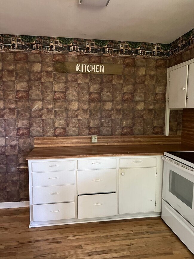 Building Photo - Charming 5 Bed, 2 bath home in the heart of Rexburg with detached 3 CAR GARAGE!!!!