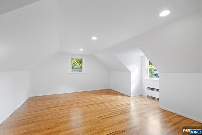 Building Photo - 947 E Glen Ave