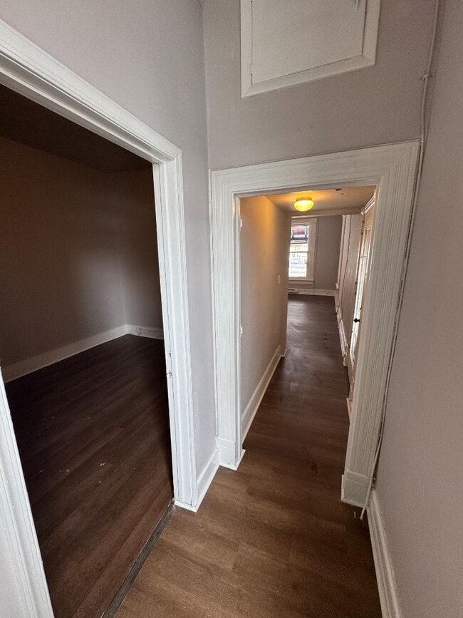 Building Photo - 727-729 W 4th St