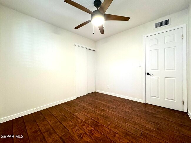 Building Photo - 10288 Lakeview Dr