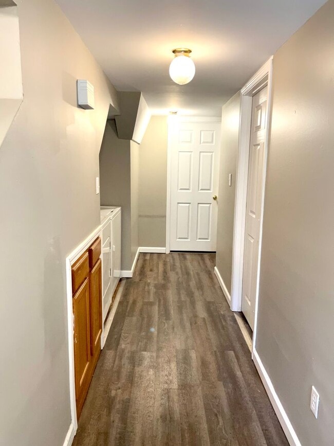Building Photo - Spacious 3 bed/2 bath - walk to campus!