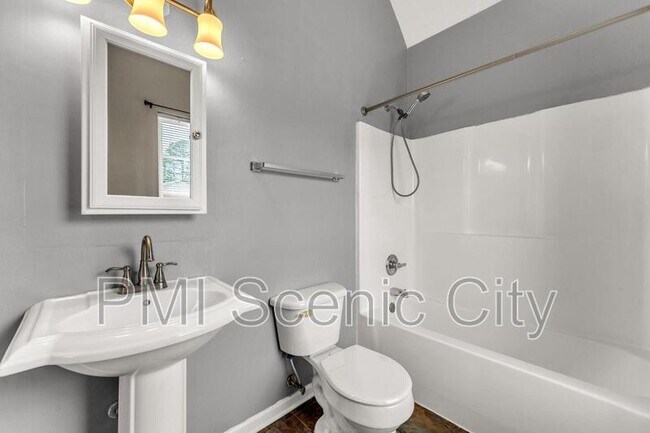 Building Photo - 3721 Keri Ln NE