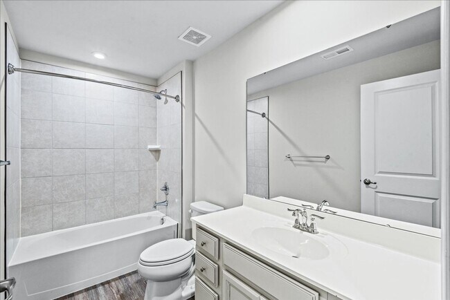 Building Photo - Elegant Townhome Close to I-95 and Downtow...