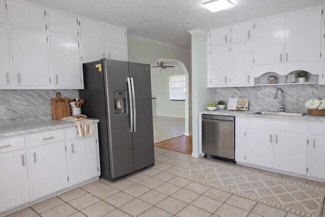 Building Photo - 17026 FL-54