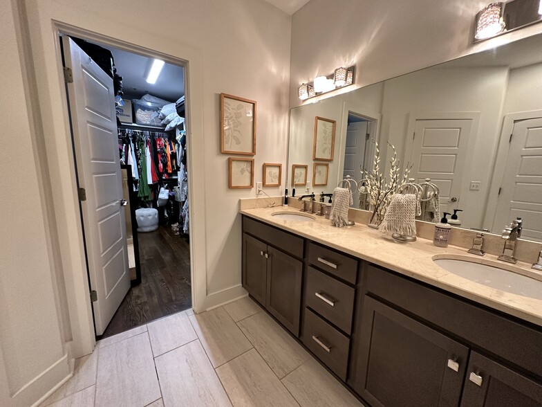 Building Photo - 1716 Northview Ave