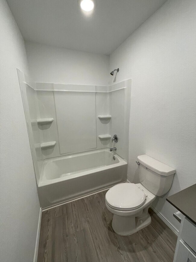 Building Photo - Like-New | 3 bed/2 bath | 1-story | No Carpet | Wonderful Amenities |On Golf Course in Mission De...