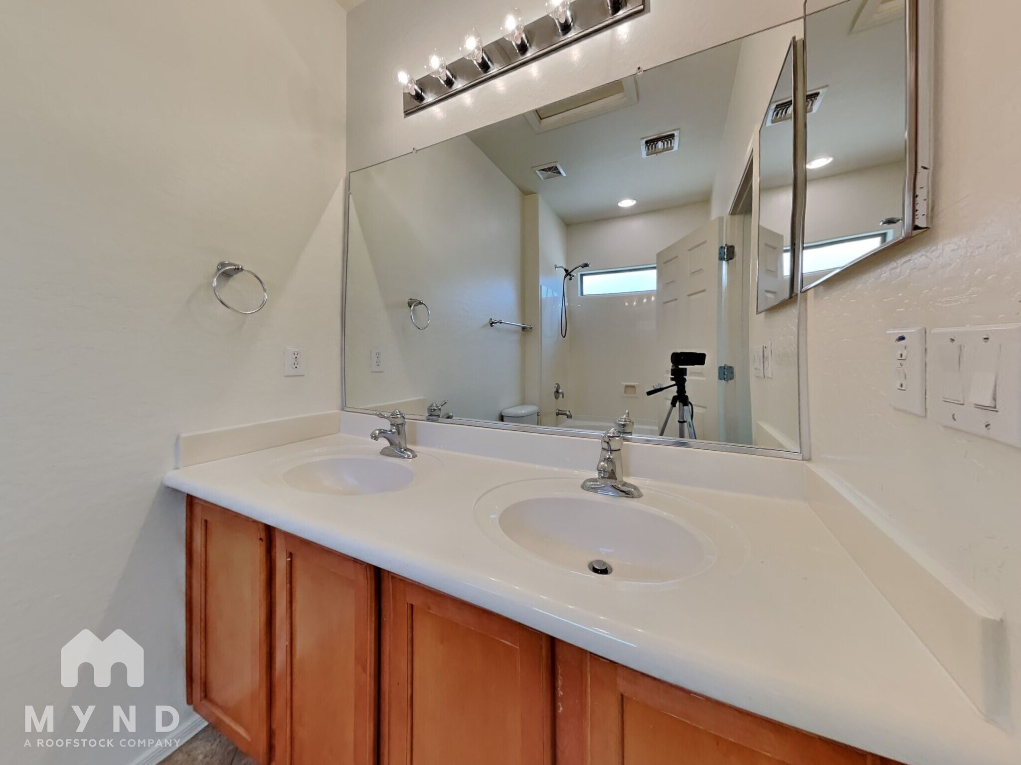 Building Photo - 38024 N Pagoda Ln