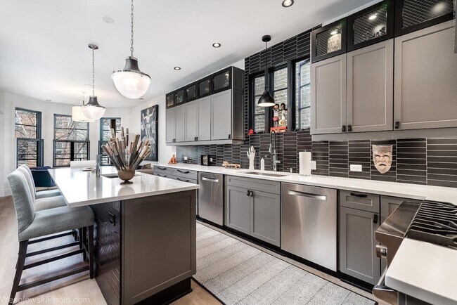 Building Photo - 2041 W Cuyler Ave