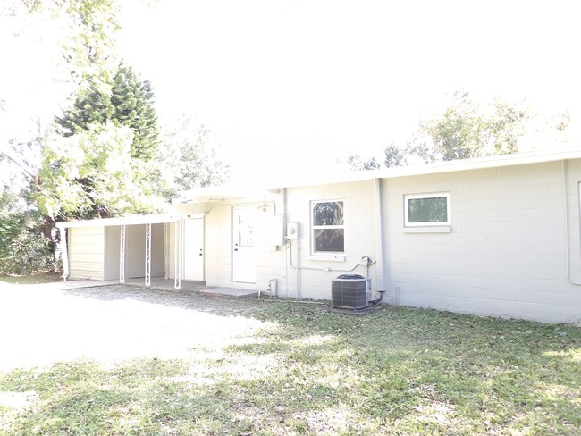 Building Photo - 3 Bedroom, 1 Bath, 1 car Carport