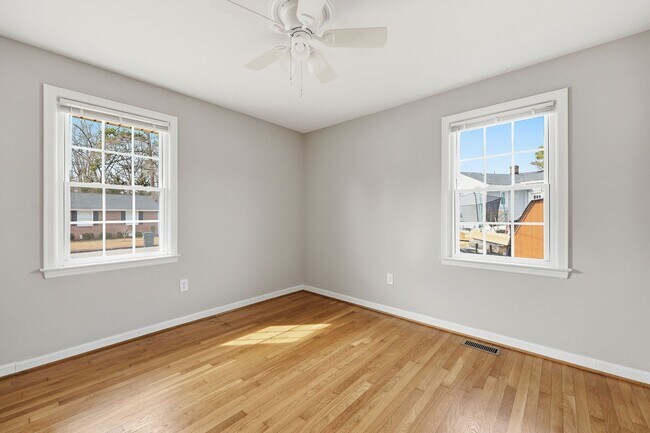 Building Photo - Colonial Heights